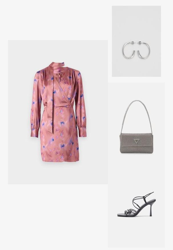 Rochie din satin în roz deschis, cu modele abstracte în albastru și violet, mâneci lungi și detaliu cu fundă la gât. Linia de jos se termină deasupra genunchiului.; Sandale negre cu toc înalt au curele subțiri cu un design legat, un vârf pătrat neted și un toc stiletto elegant.; Geantă metalică gri deschis, cu un strap din lanț, decorată cu mici ținte circulare metalice și un logo de marcă triangular.; Cercei rotunzi din argint cu un finisaj neted și strălucitor. Design ușor, având o formă rotundă și închidere cu tijă.
