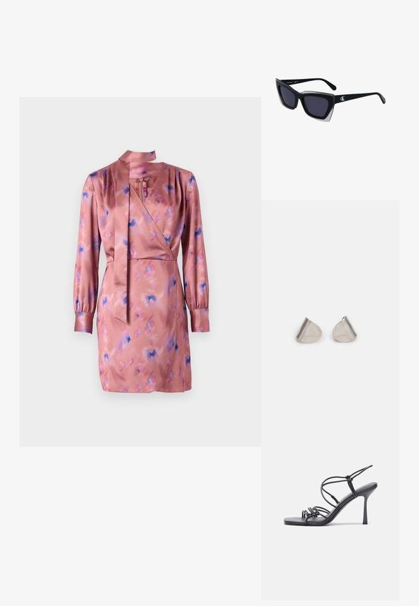 Abito avvolgente in satin di un delicato rosa con motivi astratti blu e viola, maniche lunghe e dettaglio al collo con fiocco. L'orlo finisce sopra il ginocchio.; Sandali neri con tacco alto presentano sottili cinturini con design annodato, una punta quadrata liscia e un elegante tacco a spillo.; Occhiali da sole oversize neri dalla forma geometrica, con lenti scure e un dettaglio grigio a contrasto sulla montatura. Logo sul braccio.; Orecchini in metallo argentato con forma a goccia liscia e finitura lucida. Incisioni sottili aggiungono dettagli. Design minimalista.