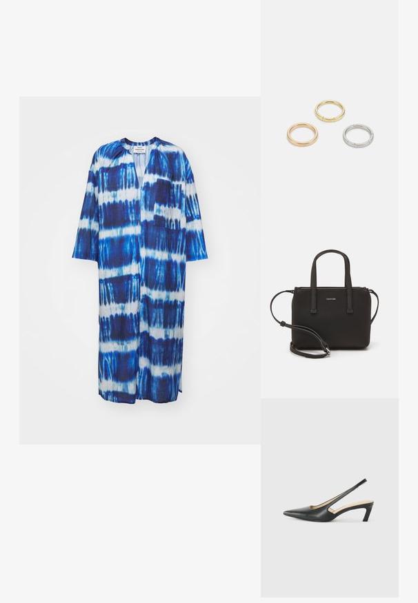 Kimono de teñido anudado en azul y blanco, de longitud hasta la rodilla, con un bolsillo frontal y mangas anchas. Fabricado en un tejido ligero con una textura suave.; Zapato negro de punta afilada tipo slingback con un tacón bajo, que presenta un material de cuero suave y un diseño recortado en el lateral para mayor transpirabilidad.; Bolso de mano negro con dos asas cortas y una correa de hombro removible. Material suave tipo cuero con cierre de cremallera y detalle del logo.; Tres anillos de metal: uno de oro rosado, uno de oro con acentos texturizados y uno de plata, todos con marcas grabadas en la parte interior.