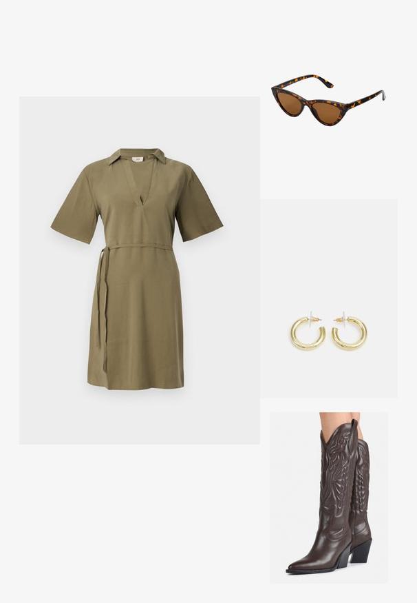 Olíva zöld, rövid ujjú ruha V-dekoltázzsal és övvel ellátott derékkal. Simító anyagból készült, laza fazonnal és letisztult vonalakkal.; Barna bőr cowboy csizmák hegyes orral és blokk sarkal, részletes varrással és kiemelkedő díszítésekkel a szárán.; Cica szemüveg fekete és narancssárga teknőc pánttal, barna lencsékkel és sima, hegyes végekkel. A templomán egy minimalista logó található.; Arany fülbevalók sima, fényes felülettel. Kör alakú dizájn, amely kis kapoccsal és átlátszó tartozékkal rendelkezik a biztonságos viselés érdekében.