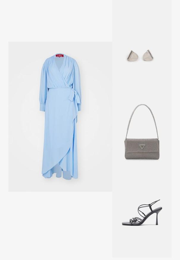 Cras LOGAN DRESS - Proginė apranga - dutch blue; Juodos aukštakulnės sandalai pasižymi plonyčiais dirželiais su mazgo dizainu, lygiu kvadratiniu pirštu ir elegantišku stiletto kulnu.; Šviesiai pilka metalinė rankinė su grandinėlės dirželiu, papuošta mažais apvaliais metaliniais smeigėmis ir trikampiu prekės ženklu.; Sidabriniai metaliniai auskarai su lygiu, ašaros formos dizainu ir blizgiu paviršiumi. Subtilūs raižiniai prideda detalumo. Minimalistinis dizainas.