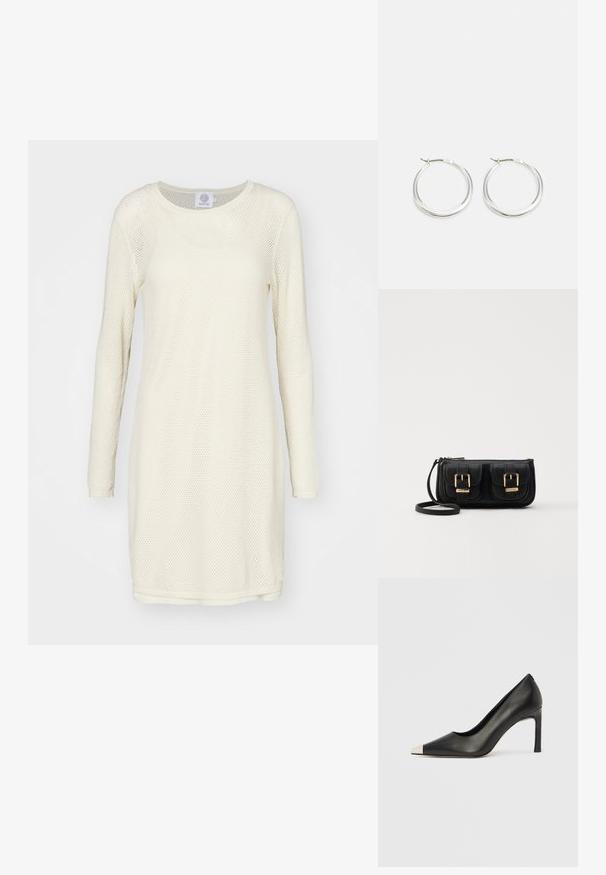 Heledad kreemjas kleit pikkade varrukatega, millel on võrkmaterjalist tekstuur ja ümmargune kaelus. Ükskõikne, sirge lõige ja sile alläär.; Mustast nahast kõrge kontsaga king terava varba ja metallik hõbedase otsikuga. Iseloomustab sile viimistlus ja sihvakas 10 cm konts.; Must küllastamata nahast õlakott, millel on kaks esist nähtavat taskut, kuldsed pandlad, tõmblukuga sulgemine ja peen rihm. Tekstuuriga pind ja kompaktne ristkülikukujuline kuju.; Hõbedased rõngasnõelad on sujuva ja ümara kujundusega, õhukese profiiliga ning kindla lukuga. Minimalistlik stiil ja läikiv viimistlus.