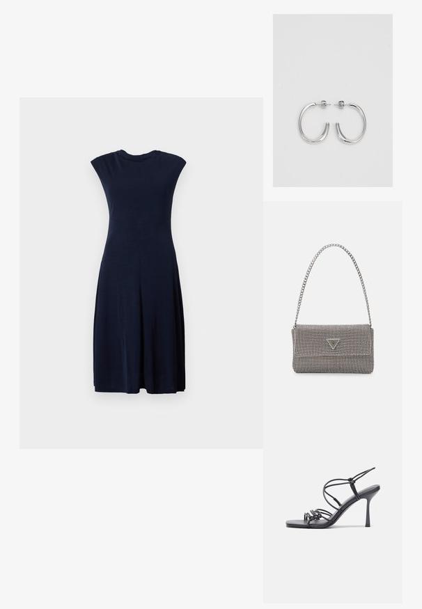 Mörkblå ärmlös klänning i mjukt tyg, med en figursydd överdel och utsvängd kjol, med diskreta sömdetaljer under bröstet.; Svarta högklackade sandaler har tunna remmar med en knuten design, en slät fyrkantig tå och en smal stilettklack.; Ljusgrå metallisk handväska med kedjestropp, prydd med små cirkulära metallnitar och en triangulär logotyp.; Silver hoopsörhängen med en slät, glänsande yta, med en böjd form och post-stängning. Minimalistisk design med en modern finish.