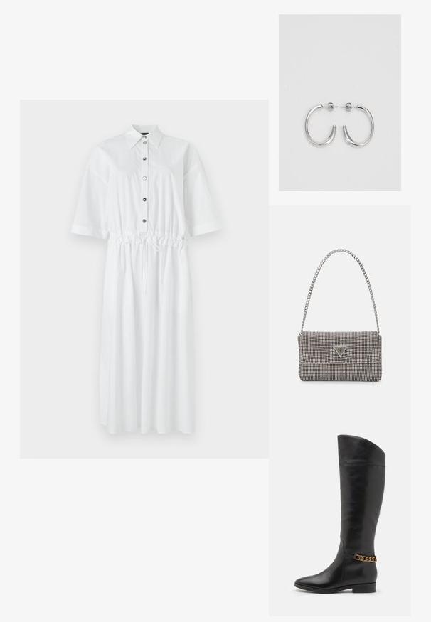 Biele bavlnené šaty na gombíky s krátkymi rukávmi, gombíkovou prednou časťou a nastaviteľným šnúrkovým pásom. Majú voľný strih a hladkú textúru.; Vysoké čierne kožené čižmy so štíhlym dizajnom, špicatou špičkou a zlatým reťazovým akcentom na členku. Nízky blokový podpätok. Hladká textúra.; Svetlošedá metalická kabelka s reťazovým popruhom, ozdobená malými kruhovými kovovými štítkami a trojuholníkovým logom značky.; Strieborné kruhové náušnice s hladkým a lesklým povrchom. Okrúhly tvar, ľahký dizajn, s uzáverom na kolík.