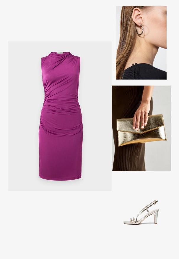 Ärmelloses, lila Kleid mit gerafftem Stoffdetail auf einer Seite, das eine glatte Textur und einen knielangen Schnitt aufweist.; Metallisch silberner High-Heel-Sandalette mit offenem Zehenbereich, ausgestattet mit drei dünnen Riemen über dem Fuß und einem Knöchelriemen mit einer Schnalle.; Goldfarbene metallische Clutch mit einer glatten Textur und einem dreieckigen Klappenverschluss. Die Hand, die sie hält, hat ordentlich manikürte Nägel.; Silberne Creolen mit polierter Oberfläche, die kleine goldene Akzentdetails und eine runde Form aufweisen, am Ohrläppchen getragen.