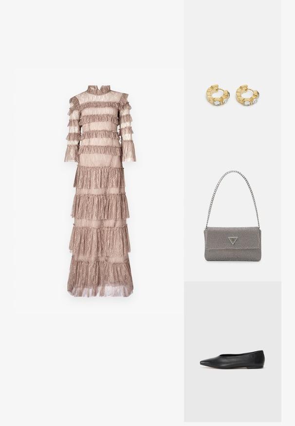 Duga, bež čipkasta haljina s višeslojnim volanima, visokim izrezom i rukavima do tri četvrtine. Ima delikatni cvjetni uzorak širom haljine.; Crne kožne balerinke, uski vrh, minimalistički dizajn, glatka tekstura, niska peta, bez vidljivih dodataka ili ukrasa.; Svijetlosivi metalik ruksač s lancem, ukrašen malim okruglim metalnim zakovicama i trokutastim logotipom marke.; Zlatne okrugle naušnice s teksturiranim dizajnom i tri prozirne kristalne akcenta s jedne strane, nudeći modernu geometrijsku estetiku.