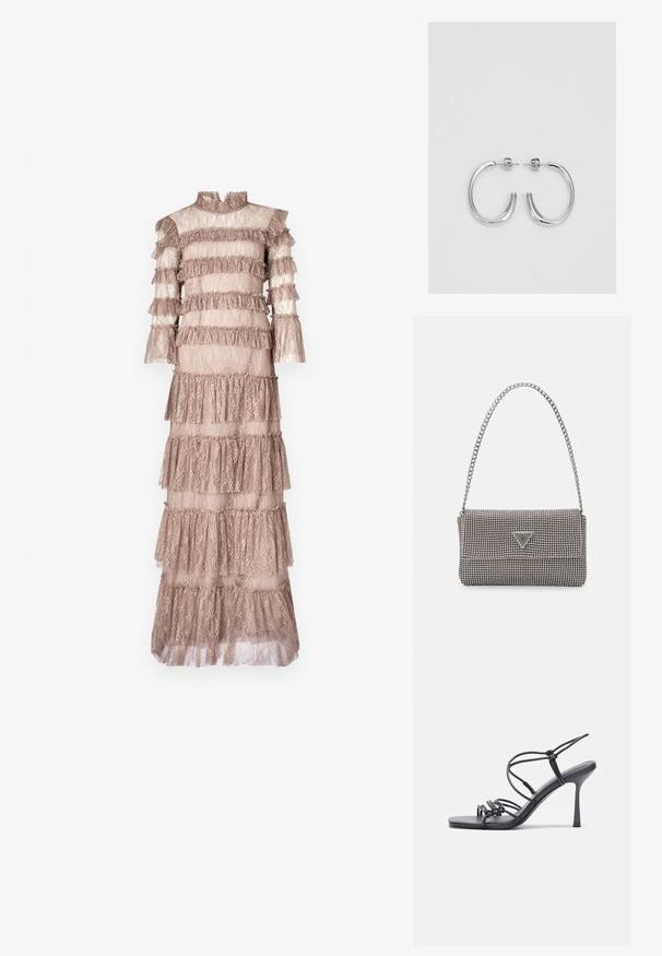 Ilga, smėlio spalvos nėrinių suknelė su kelių lygių frakais, aukštu apykaklė, ir trijų ketvirčių rankovėmis. Puošia subtilus gėlių raštas visame drabužyje.; Juodos aukštakulnės sandalai pasižymi plonyčiais dirželiais su mazgo dizainu, lygiu kvadratiniu pirštu ir elegantišku stiletto kulnu.; Šviesiai pilka metalinė rankinė su grandinėlės dirželiu, papuošta mažais apvaliais metaliniais smeigėmis ir trikampiu prekės ženklu.; Sidabrinės auskarai žiedai su lygiu, blizgiu paviršiumi. Suapvalinta forma, lengvas dizainas, su uždarymu ant smeigtuko.