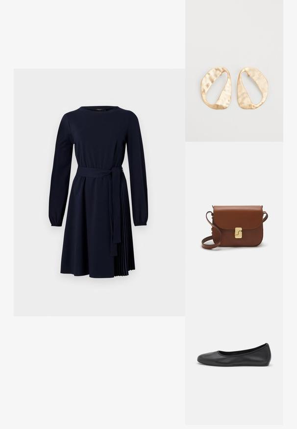 Tumedat sinine pika varrukaga kleit pehmest materjalist, vöökohaga ja sidumisrihmaga, ühelt poolt volditud seeliku detailiga.; Musthave mustika tantsutossud mustast nahast, ümmarguse varbaga, siledast tekstuurist, minimaalse õmblusdetailiga ja paindliku tallakujundusega.; Pruunist nahast käekott, millel on klapiga sulgur, kuldne riistvara, õlarihm ja sile tekstuur. Kompaktne ristkülikukujuline vorm.; Eba paar eba ebaorditud ovaalkujulisi kuldehhe kaal setertu, kerge keersuju pinnaga valgel taustal.