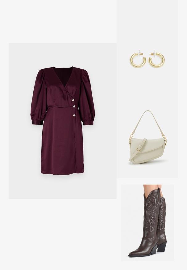 Burgundska haljina od satena s dubokim V izrezom, napuhanim rukavima i tri cvjetna dugmeta na struku. Glatka tekstura, do koljena.; Smeđe kožne kauboj čizme s šiljastim vrhom i blok-potpeticom, s detaljno izvezenim šavovima i uzdignutim naglascima na okovu.; Mala krem torbica s teksturiranim finišom, dugačkim podesivim remenom, lančanim detaljem i preklopom. Zlaćani hardver.; Zlatne kružne naušnice s glatkom, sjajnom završnom obradom. Kružni dizajn s malom potporom i prozirnom podlogom za sigurno nošenje.