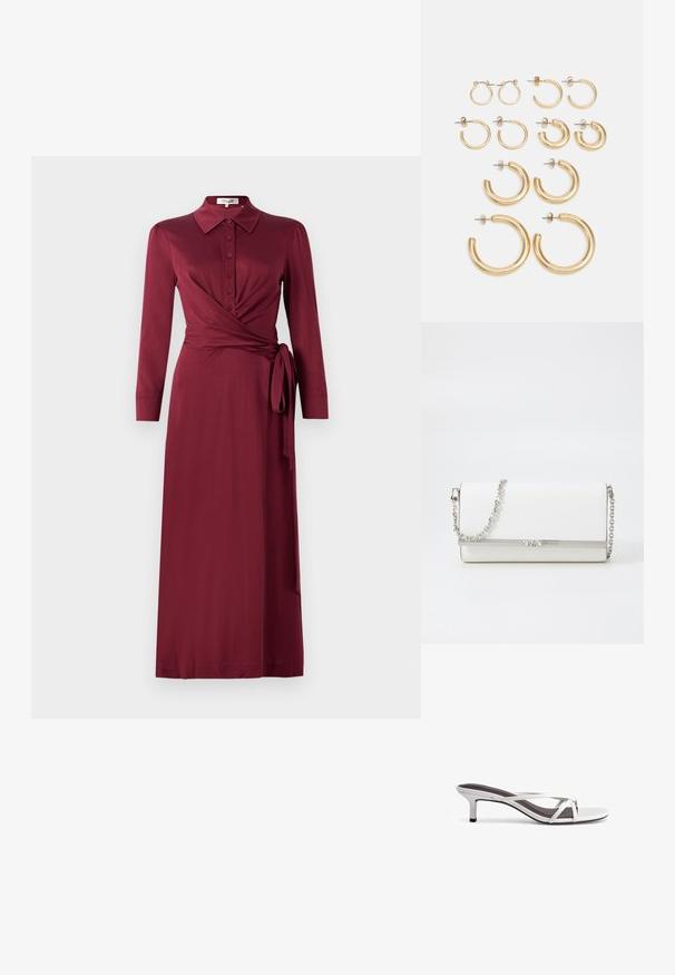 Burgundska obleka z zavihkom, dolgimi rokavi, gumbom spredaj in detajlom s pasom. Gladka tkanina s laskavim silhuetom.; Srebrne sandale na peto s križnim trakama, gladko teksturo in koničastim nosom. Peti je približno dva inča visok.; MICHAEL Michael Kors MONA - Torba čez telo - optic white; Set zlato obročastih ušesnih uhani, ki vključujejo različne velikosti in oblike, vključno z majhnimi, srednjimi in velikimi slogi, z gladkimi kovinskimi površinami.
