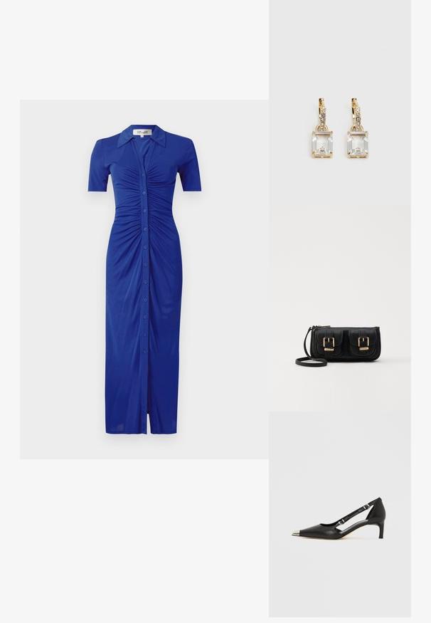 Mėlyna marškinių tipo suknelė su trumpomis rankovėmis, turinti raukšlių detalių, apykaklę ir plyšį apačioje, pagaminta iš lygaus audinio.; Juodos odos bateliai su žemu kulniuku, smailiu sidabro spalvos pirštinės gaubtu ir dvigubais dirželiais, ant balto fono.; Juodas odinis per petį nešiojamas krepšys su dviem priekiniais kišenėmis, auksiniais sagtimis, užtrauktuko uždarymu ir siauromis petnešomis. Textūruota paviršius ir kompaktiškas stačiakampis formatas.; Auksinės spalvos auskarai, kuriuose yra stačiakampis, skaidrus kristalas, kabantis po eile mažų, apvalių skaidrių akcentų. Šiuolaikiškas, modernus dizainas.