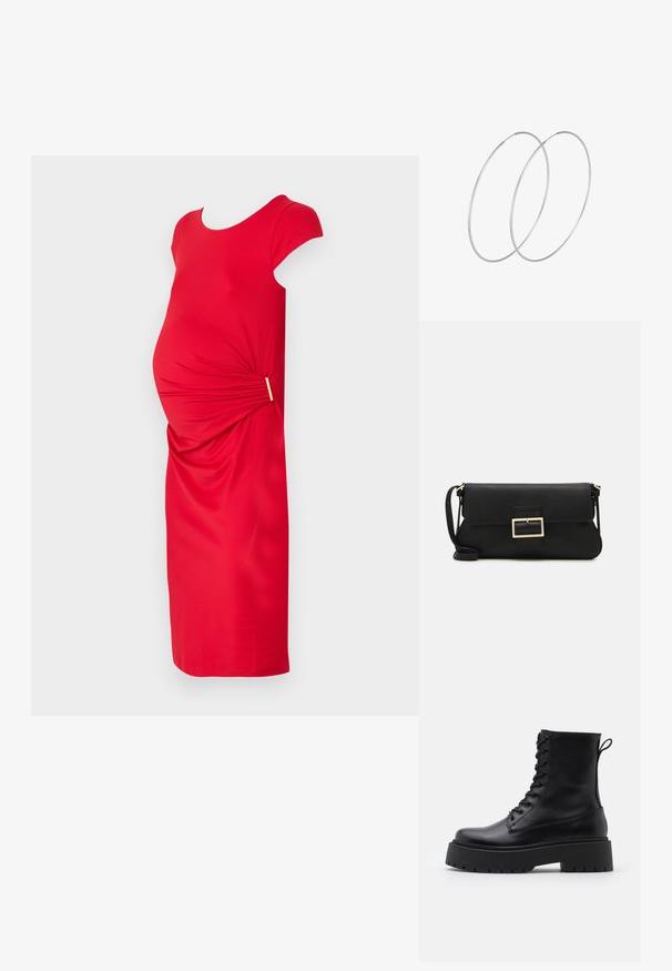 Czerwona sukienka ciążowa z krótkimi rękawami, dopasowanym korpusem, marszczonym materiałem w talii oraz dekoracyjnym złotym akcentem. Gładka tekstura.; Czarne skórzane botki za kostkę z okrągłym noskiem, sznurówką z przodu i grubą gumową podeszwą z teksturowanym bieżnikiem. Pętelka do zakładania z tyłu.; Czarna skórzana torebka kopertowa z klapką i detalem w postaci złotej metalowej klamry. Zawiera czarny pasek oraz elegancki, minimalistyczny design.; Srebrne kolczyki w formie obręczy o minimalistycznym designie. Okrągły kształt, gładka faktura i cienki profil. Lekkie, z polerowanym wykończeniem.