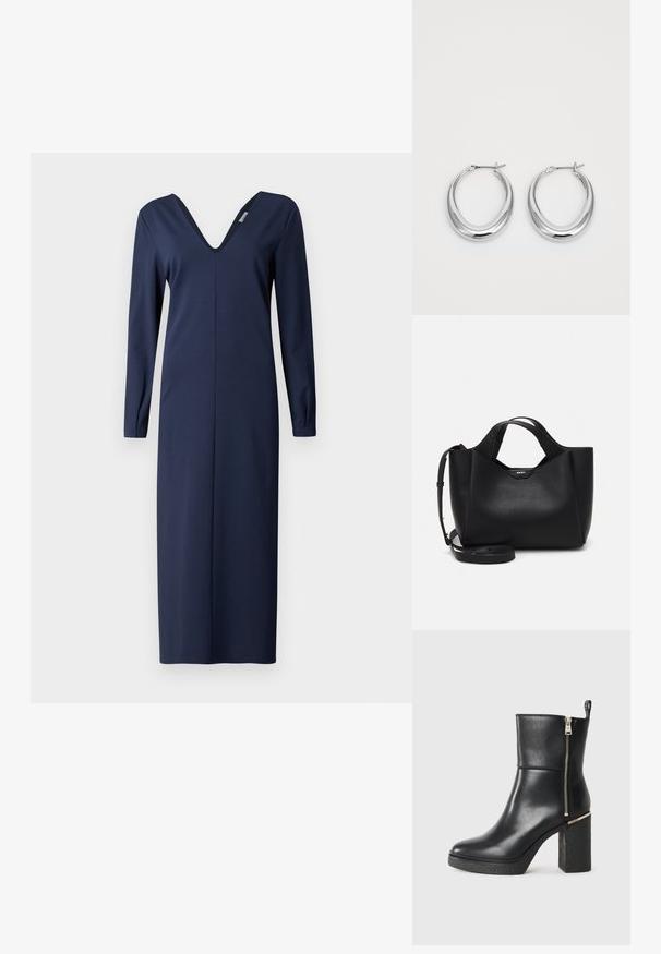 Mørkeblå, langermet kjole med dyp V-hals, laget av mykt stoff, har en rett silhuett og minimale sømdetaljer.; Sorte ankelstøvler laget av glatt skinn, med glidelås på siden og en teksturert blokkhelt. Slip-on design med rund tå.; Svart skinnhåndveske med teksturert finish, vinklet form, doble håndtak og justerbar skulderrem. Har et DKNY-logo som detaljer.; Et par polerte sølv halvmåne hoop øredobber med hengselspenner på hvit bakgrunn.