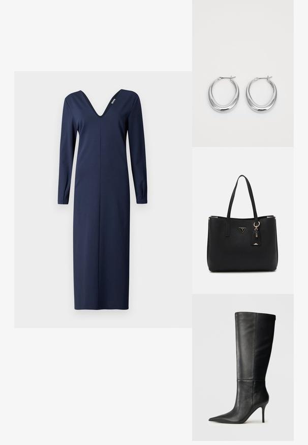 Temno modra obleka z dolgimi rokavi in globokim V-izrezom, izdelana iz mehkega materiala, ima ravno silhueto in minimalne šive.; Črne usnjene škornje do kolen s koničastim nosom in ozkim stiletto peto, gladka tekstura, stranski profil na nevtralni ozadju.; Črna torba iz teksturiranega sintetičnega materiala, opremljena z dvema ročajoma, z zlatim logotipom in majhno oznako z detajlom v kontrastni barvi.; Par srebrne polirane obroče v obliki lune z zankami na belem ozadju.