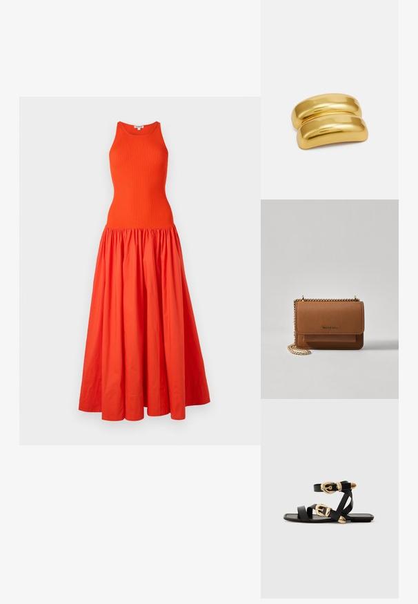 Pitkä oranssi mekko, jossa on ribatoitu, hihaton yläosa ja kerääntyvä, valuva hame, joka on valmistettu kevyestä kankaasta. Siisti muotoilu ilman lisäkoristeluja.; Mustat nahkakengät kultaisilla solkiyksityiskohdilla, joissa on useita hihnoja ja litteä pohjarakenteinen muotoilu avonaisille varpaille.; Ruskean teksturoidun nahkasta valmistettu crossbody-laukku, jossa on kultaketjuhihna ja läppäkiinnitys. Edessä on logodetail ja tasku läppäisen alla.; Kultaisen metallin hiusklipsin sileä, pyöristetty muotoilu. Pinta on heijastava ja siinä on yhdistetty, kaareva muoto ilman lisäkoristeita.