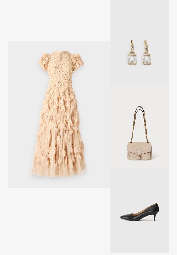 Maxi jurk in een zachte nude kleur, met een gerimpeld ontwerp, verspreide pailletten, puff mouwen en een V-halslijn. Gemaakt van luchtige, textuurrijke stof.; Zwarte leren pump met een puntige teen, lage hak en een gladde textuur. Heeft een lichte opening aan de voorkant en minimale hardware aan de achterkant.; Beige leren handtas van suede met gouden kettinghandvatten, gestructureerde rechthoekige vorm, gestikte details en een gouden logo-accent aan de voorkant.; Gouden oorbellen met een rechthoekige, heldere kristal die onder een rij kleine, ronde heldere accenten hangt. Strak, modern ontwerp.