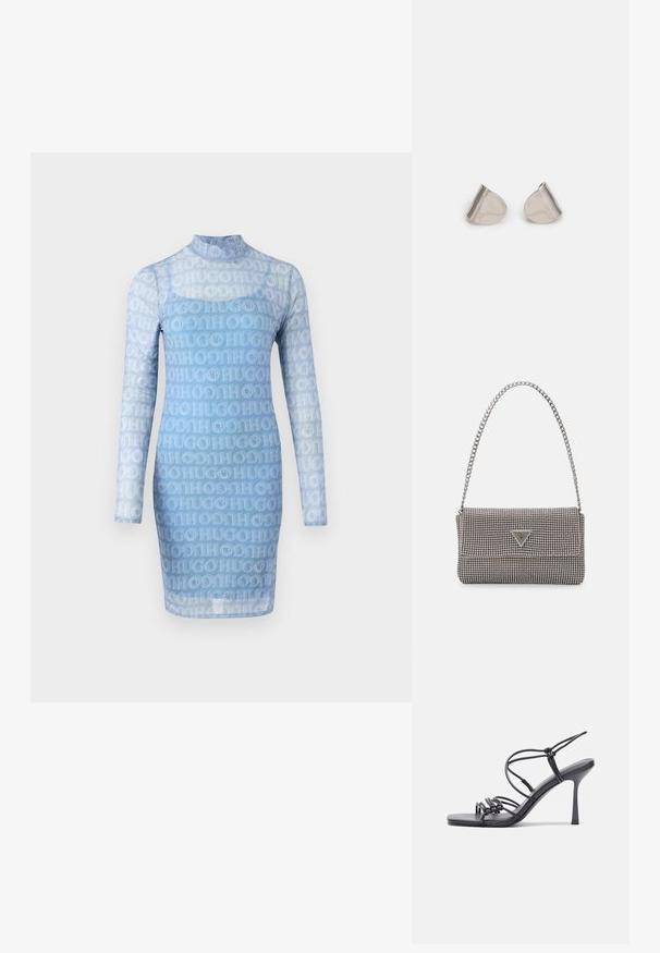 Robe longue à manches longues de couleur bleue, en tissu transparent, présentant un motif répétitif « HUGO » sur l'ensemble, avec un col haut et une silhouette ajustée.; Des sandales noires à talons hauts avec des fines lanières au design noué, un bout carré lisse et un talon aiguille élégant.; Sac à main en métal gris clair avec une bandoulière en chaîne, orné de petits clous métalliques ronds et d'un logo de marque triangulaire.; Boucles d'oreilles en métal argenté avec une forme larmoyante lisse et une finition polie. Des gravures subtiles ajoutent des détails. Design minimaliste.