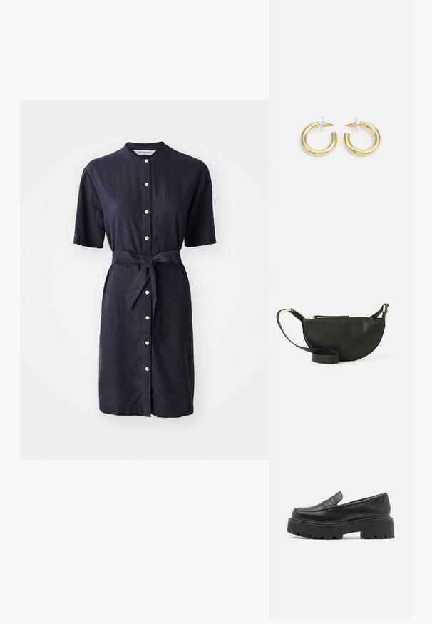 Granatowa sukienka lniana z krótkimi rękawami, z przodu zapinana na guziki, z związanym paskiem w talii. Posiada białe guziki oraz klasyczny krój kołnierzyka.; Czarne skórzane mokasyny z niską, grubą gumową podeszwą, przeszywanymi detalami na cholewce oraz gładką fakturą.; Czarna skórzana torba na ramię w kształcie półksiężyca, o teksturowanej powierzchni, ze złotym zamkiem błyskawicznym i płaskim paskiem. Kompaktowy design odpowiedni na najważniejsze rzeczy.; Złote kolczyki w kształcie kółek o gładkim, błyszczącym wykończeniu. Okrągły design z małym klipsem i przezroczystym zapięciem zapewniającym bezpieczne noszenie.