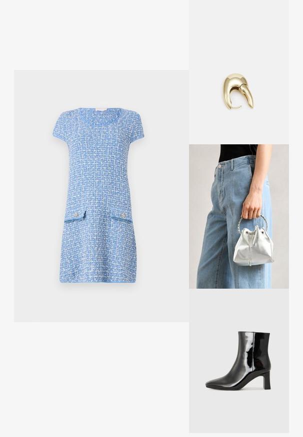 Abito blu chiaro con un motivo testurizzato, maniche corte, scollatura rotonda e due tasche anteriori con bottoni decorativi.; Stivaletto in pelle verniciata nera con punta a punta e tacco a blocco di altezza media. Texture liscia e design minimalista.; Borsa a secchiello metallica argento con finitura testurizzata, decorata con un manico rotondo argento e chiusura a cordoncino, tenuta contro dei jeans azzurri.; Orecchino in metallo color oro con un design elegante e curvo. Presenta una forma appuntita distintiva, superficie lucida e chiusura a cerniera.