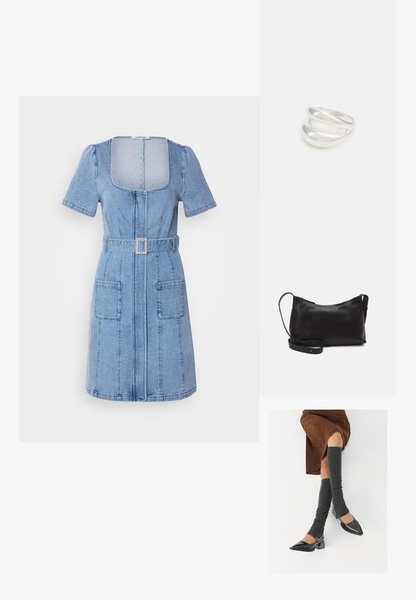 Svijetloplava traper haljina s kratkim napuhanim rukavima, kvadratnim izrezom, prednjim zatvaračem, dva velika džepa i remenom s kvadratnom kamenčić kopčom.; Crne lakirane cipele s šiljastim prstima, blok-petom i remenom oko gležnja, uparene s sivim rebrastim čarapama do koljena i smešnom suknjom od antilopa.; Crna kožna torba na rame s glatkom teksturom, zakrivljenim oblikom, podesivim remenom i zatvaranjem na patentni zatvarač. Minimalistički dizajn bez ukrasa.; Srebrna dvostruka prsten s glatkom, poliranom površinom. Karakterizira ga fluidan, zakrivljen dizajn s preklapajućim sekcijama za moderan izgled.