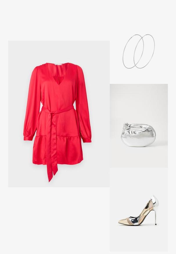Rdeča obleka z dolgimi rokavi, globokim V-izrezom in zavezanimi boki. Ustvarjena je iz gladkega materiala, s plisejskim robom in usklajenim pasom.; Čevlji z visoko peto in konico, v barvni kombinaciji srebrne, zlate in nude. Sijajna obdelava z izrezljanim dizajnom, z igličasto peto.; Srebrna kovinska torbica z mehko, zaobljeno obliko in zavezano zgornjo zaporo. Narejena iz gladkega umetnega usnja.; Srebrne uhane v obliki obroča z minimalističnim dizajnom. Krožna oblika, gladka tekstura in tanek profil. Lahki s poliranim zaključkom.