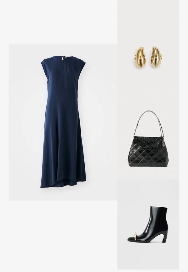 Vanessa Bruno ENEA - Maxikleid - marine; Schwarzer Knöchelschuh aus glänzendem Leder, mit einer spitzen Zehenform und einem dekorativen gold- und silberfarbenen Akzent an der Vorderseite. Blockabsatz-Design.; Schwarze gesteppte Lederhandtasche mit einem silbernen Kettenhenkel, die ein strukturiertes Design und eine glatte Textur aufweist.; Goldfarbene Ohrringe mit fließendem, geschwungenem Design. Jeder Ohrring hat eine glatte Oberfläche und einen kleinen Verschluss mit einem dekorativen Detail.