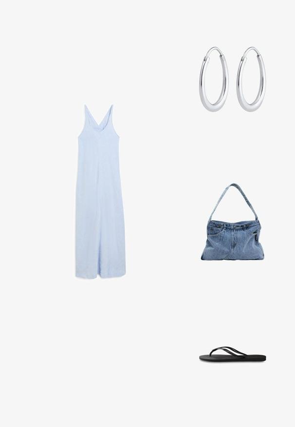 Lys blå, ærmeløs jumpsuit med v-udskæring, der har en afslappet pasform og et glat, let struktureret stof.; Sorte flip-flop med en tekstureret gummisål, to slanke stropper og et subtilt, præget logodetalje på stroppen.; Denim skuldertaske med en buet rem, to forlommer og en knaplukning, der har lyseblåt stof og kontrasterende syninger.; Sølvringe med en glat, poleret overflade. Har en unik oval form og en sikker lukningsdesign. Stemplet "925" for sterling sølv.