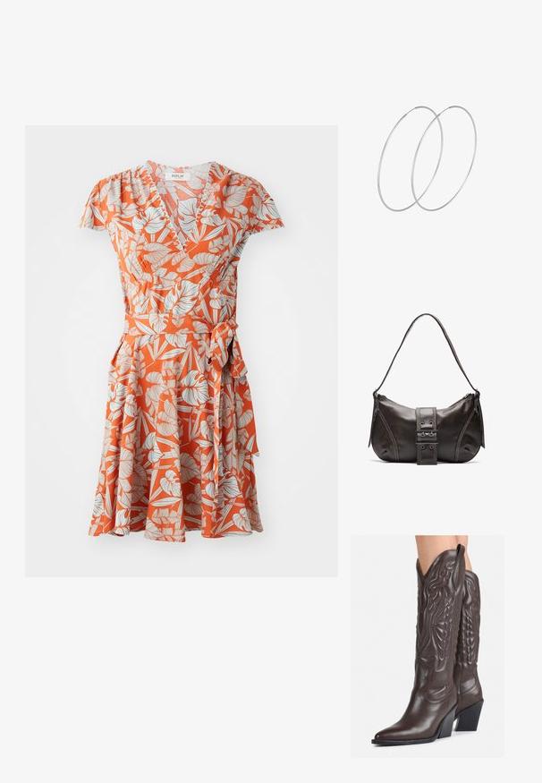 Oranssi kietaisu-mekko, jossa on valkoisia ja vaaleansinisiä kukkakuvioita, lyhyet hihat, kapea vyötärö ja solmittava yksityiskohta sivulla.; Ruske nahkasaappaat, joissa on terävä kärki ja laatikkokorko, varustettu yksityiskohtaisella ompelulla ja kohotetuilla yksityiskohdilla varsiosassa.; Ruskea nahkainen olkalaukku, jossa on kaareva muoto, erottuva solk yksityiskohta, kontrastivärinen ommel ja yksi olkahihna.; Hopehope hopeilla, joissa on minimalistinen muotoilu. Pyöreä muoto, sileä pinta ja ohut profiili. Kevyet ja kiillotetut.