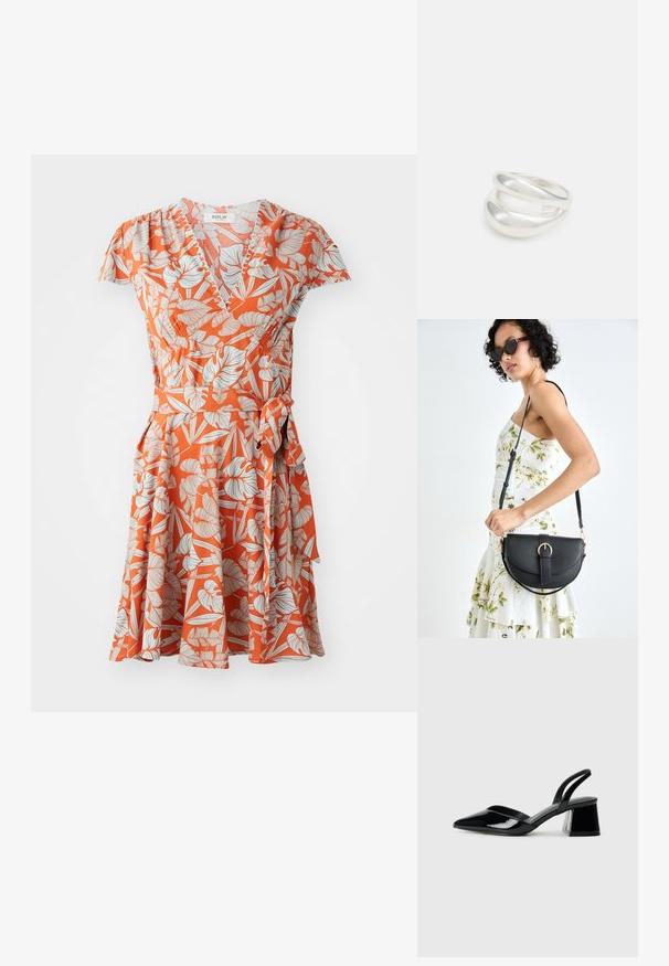 Pomarańczowa sukienka w formie owijanej z kwiatowym wzorem w kolorze białym i jasnoniebieskim, z krótkimi rękawami, dopasowaną talią oraz związanym akcentem z boku.; Czarne lakierowane półbuty na obcasie z wydłużonym noskiem i geometrycznym słupkiem. Charakteryzują się eleganckim, minimalistycznym designem oraz gładką fakturą.; Czarna skórzana torebka o zakrzywionym kształcie, z odpinanym paskiem i złotymi akcentami. Torebka posiada klapę z zapięciem w kształcie klamry.; Srebrna obrączka podwójna z gładką, polerowaną powierzchnią. Posiada płynny, zakrzywiony kształt z nakładającymi się sekcjami, co nadaje nowoczesny wygląd.