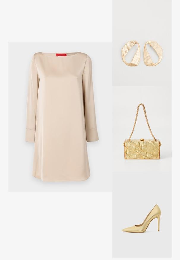 Vestido de satén beige con escote cuadrado, mangas largas y corte holgado. Presenta una etiqueta de marca roja en el cuello. Textura suave.; Zapato de tacón alto metálico dorado con punta afilada y tacón de aguja, mostrado de perfil sobre un fondo claro y liso.; Bolso de mano con textura arrugada en dorado, de forma rectangular, con una correa de cadena y cierre de broche en la parte superior. Acabado suave y brillante.; Un par de pendientes de metal dorado en forma de óvalo irregular con una superficie texturizada y ligeramente martillada sobre un fondo blanco.