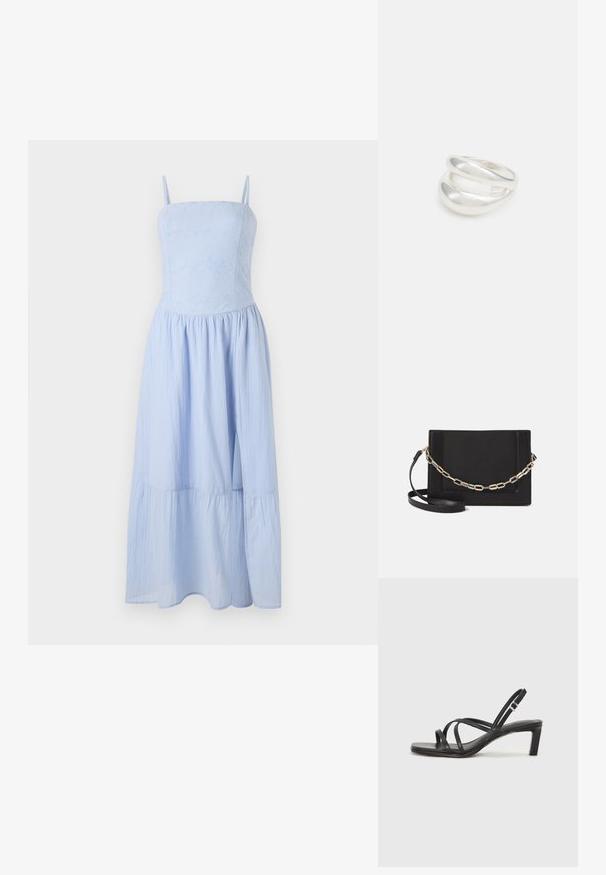 Svijetloplava maxi haljina s tankim trakama. Prilagođeni korpus s cvjetnim uzorkom, lepršava suknja s slojevima. Napravljena od laganog materijala.; Crne sandale s trakama, kvadratnim prstom i niskom blok petom. Ima više tankih trakica i podesivu trakicu oko gležnja. Izrađene su od glatke kože.; Crna kožna torba preko tijela s glatkom teksturom, pravokutnim oblikom i metalnim lancem na prednjoj strani. Uključena je podesiva naramenica.; Srebrna dvostruka prsten s glatkom, poliranom površinom. Karakterizira ga fluidan, zakrivljen dizajn s preklapajućim sekcijama za moderan izgled.
