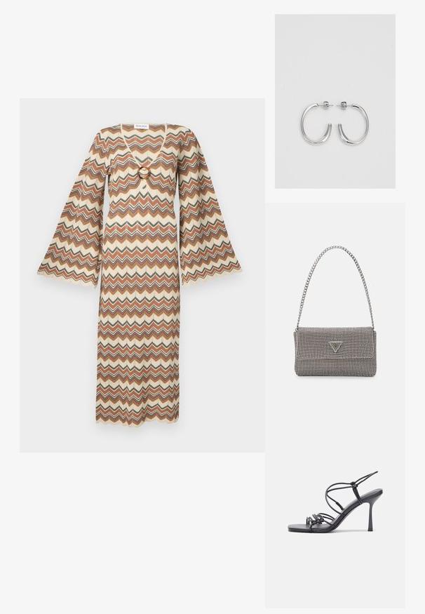 Maxikleid mit Zickzackmuster in Beige, Braun und verschiedenen Grüntönen. Verfügt über Glockenärmel und einen runden Ringakzent am Ausschnitt.; Schwarze, hochhackige Sandalen mit dünnen Riemen und einem geknoteten Design, einer glatten, rechteckigen Zehenpartie und einem eleganten Stiletto-Absatz.; Hellegraue metallische Handtasche mit einer Kettenriemen, verziert mit kleinen kreisförmigen metallic Nieten und einem dreieckigen Markenlogo.; Silberne Creolen mit einer glatten, glänzenden Oberfläche, einer gebogenen Form und einer Steckverschluss. Minimalistisches Design mit modernem Finish.
