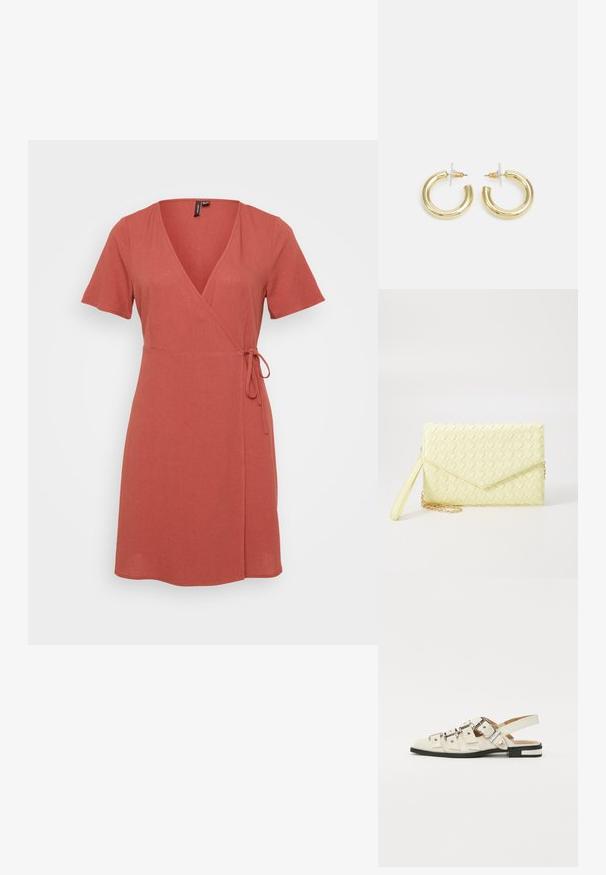 Raudona apvalia suknelė trumpomis rankovėmis, V formos iškirpte, su raišteliu juosmenyje ir laisvu hemu. Pagaminta iš lengvos medžiagos su glotnia tekstūra.; Balno sandalai, pagaminti iš baltos odos, su keliais plačiais diržais ir sidabro spalvos sagtimis; plokščias padas su mažu juodu kulniuku ir metaliniais akcentais.; Geltona audinė piniginė su užsegimu, nuimamą rankinę juostą ir auksinį akcentą. Lygi tekstūra ir stačiakampis forma.; Aukso auskarai su lygiu, blizgiu paviršiumi. Apvalus dizainas su maža užrakto dalimi ir skaidria atrama saugiam nešiojimui.