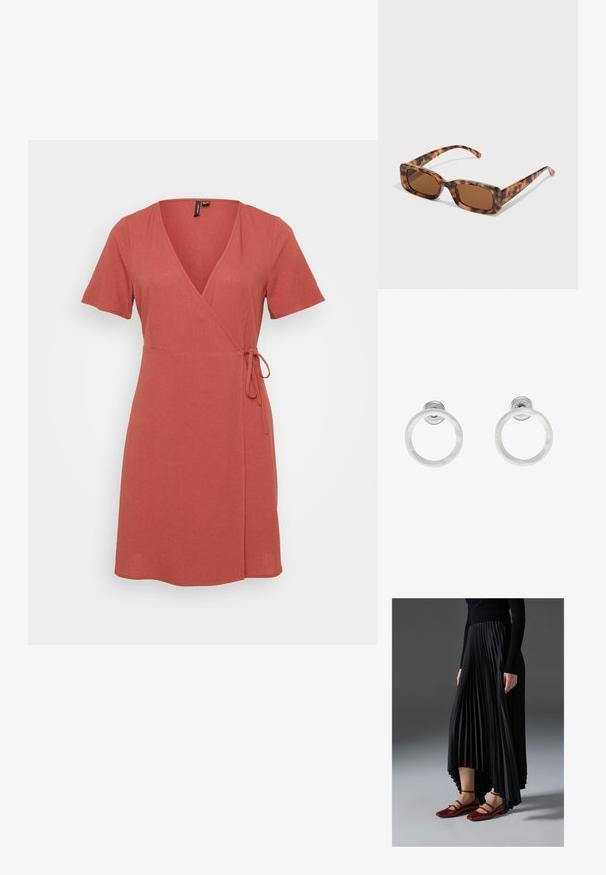 Crvena haljina omot sa kratkim rukavima, V-izrezom, vezanom strukom i lepršavim rubom. Napravljena od laganog materijala s glatkom teksturom.; Crna plisirana suknja s visokim i niskim rubom, uparena s sjajnim crvenim balerinkama s dizajnom trakice. Tkanina ima glatku teksturu.; Naočale u obliku tortoiseshella s pravokutnim smeškim lećama, debelim okvirom i tankim nogicama koje imaju uzorak od različitih nijansi smeđe boje.; Srebrne metalne naušnice u obliku prstena s brušenom teksturom, s kružnim dizajnom i prozirnom vrstom kopče za sigurno nošenje.