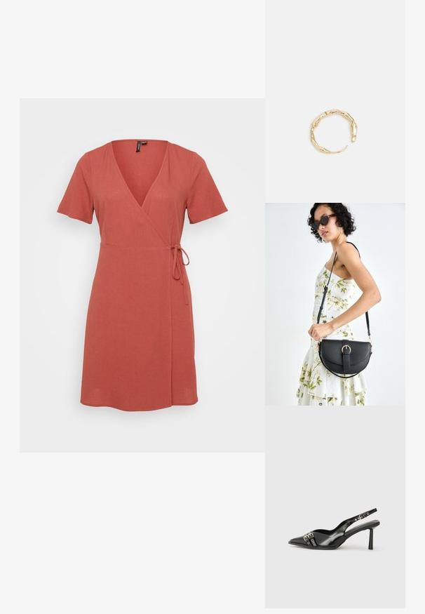Rdeča obleka s kratkimi rokavi, V-izrezom, zavezanem pasu in gladkim robom. Narejena je iz lahkotnega materiala z gladko teksturo.; Črne patentne usnjene sandale s koničastim nosom, zankami okoli gležnja s srebrnimi sponkami in opremo ter vitkimi petami.; Črna usnjena torbica s ukrivljeno obliko, z odstranljivo naramnico in zlatimi dodatki. Torbica ima pokrov s podrobnostmi v obliki zaponke.; Zlati prstan s organskim, zvitim dizajnom, gladko površino in taperiranimi konci, ki ustvarja modernega, skulpturalnega videza.