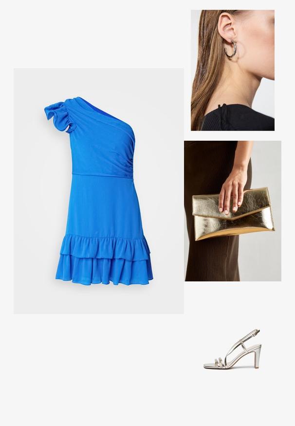 Rochie albastră cu un umăr, confecționată dintr-un material moale, având un tiv volănat și detalii texturate pe corsaj.; Sandalie cu toc înalt, metalice, argintii, cu vârful deschis, având trei bretele subțiri peste picior și o bretea pentru gleznă cu cataramă.; Geantă de mână metalică aurie cu o textură netedă, având un închizător în formă de triunghi. Mâna care o ține are unghii frumos îngrijite.; Cercel din argint cu un finisaj polișat, având detalii mici din aur și o formă rotundă, purtat pe lobul urechii.
