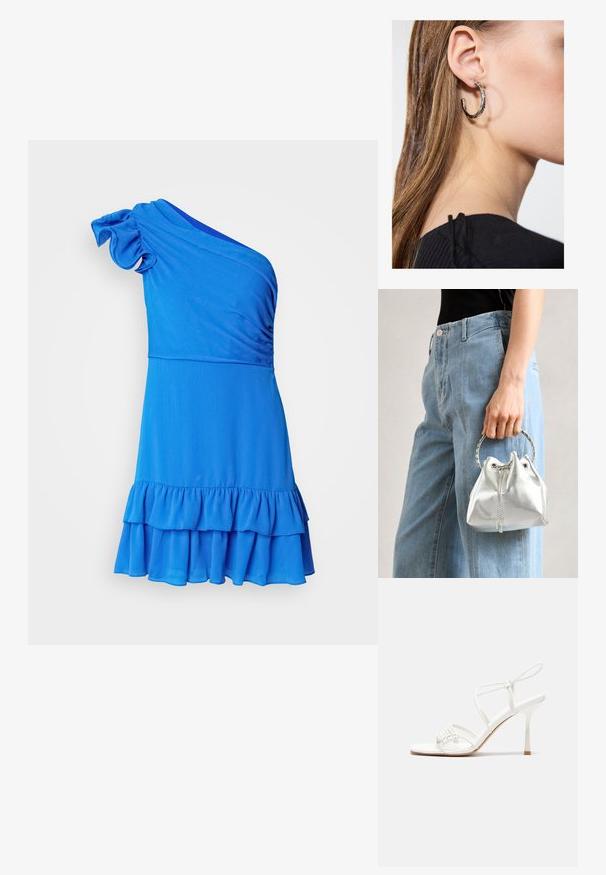 Jednobarevné modré šaty na jedno rameno vyrobené z měkké tkaniny, s volánkovým lemem a texturovanými detaily na těle.; Bílé sandály na vysokém podpatku s tenkým páskem kolem kotníku, plochou špičkou, texturovaným předním dílem s nařasenými detaily.; Metalická stříbrná kabelka typu bucket s texturovaným povrchem, zdobená stříbrným kulatým úchytem a stahovací šňůrkou, držena proti světlým modrým džínům.; Stříbrný kruhový náušník s lesklým povrchem, zdobený malými zlatými akcenty, v kulatém tvaru, nošený na lalůčku.