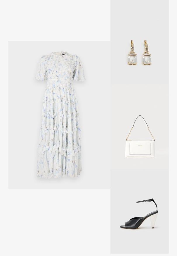 Maxi-jurk van lichtblauwe stof met bloemmotieven, met ruches, korte mouwen en een ronde halslijn.; Zwarte leren hoge hak sandaal met open teen, asymmetrisch ontwerp, enkelbandje en een metalen kegelvormige hak. Glad oppervlak over het geheel.; Witte leren handtas met een textuurafwerking, voorzien van een gouden schouderhengsel en zwarte accenten. Inclusief een voorvak en ritssluiting.; Gouden oorbellen met een rechthoekige, heldere kristal die onder een rij kleine, ronde heldere accenten hangt. Strak, modern ontwerp.