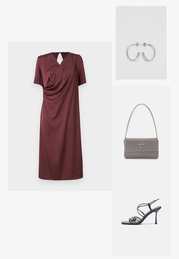 Mauve haljina od glatkog materijala s kratkim rukavima, drapirana, s V-izrezom i malim prorezom na leđima.; Crne sandale na visokoj potpetici imaju tanke trake s čvorastim dizajnom, glatki kvadratni vrh i elegantnu stiletto petu.; Svijetlosivi metalik ruksač s lancem, ukrašen malim okruglim metalnim zakovicama i trokutastim logotipom marke.; Srebrne naušnice u obliku obruča sa glatkom, sjajnom površinom, zakrivljenog oblika i zatvaranjem na čep. Minimalistički dizajn s modernim završetkom.