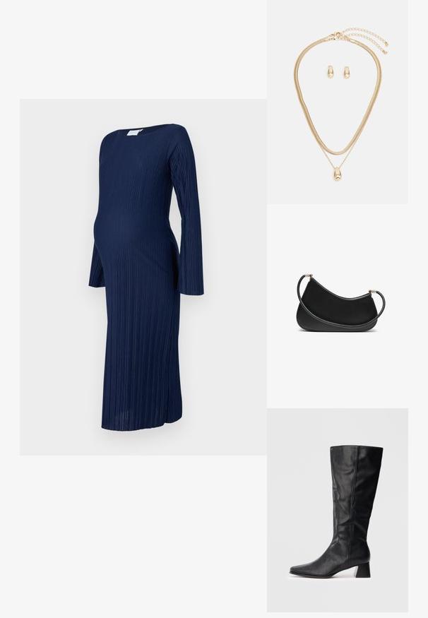 Tengerészkék bordázott kismama ruha, térd alattig érő, hosszú ujjú, lekerekített nyakkivágással, függőleges redőkkel és kényelmes, testhezálló fazonnal.; Fekete, vádli közepéig érő bőrcipő hegyes orral és tömbsarkal világos, egyszínű háttér előtt.; Fekete bőr válltáska ívelt dizájnnal, texturált pánttal és aranyszínű hardverelemekkel a felső záráson. Simára finomított felület.; Arany ékszerszett, amely egy rétegezett nyakláncot tartalmaz csepp alakú medállal és hozzá illő fülbevalókkal, mind polírozott felülettel.