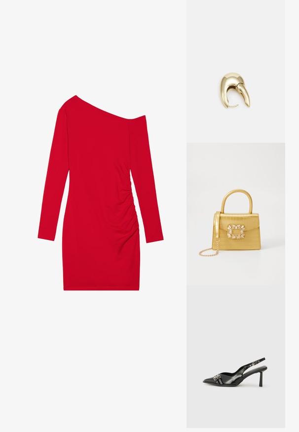 Rode lange mouwen jurk met een asymmetrische halslijn, geplooide textuur aan één zijde en een getailleerd silhouet. Gemaakt van rekbare stof.; Zwarte gepolijste leren slingback schoenen met een puntige neus, enkelbandjes met zilveren gespen en hardware, en een slanke hak.; Geel faux-krokodillenhandtas met een gestructureerd ontwerp, bovenhandvat, afneembare kettingriem en decoratieve kristallen versiering op de sluiting.; Gouden metalen oorbel met een slank, gebogen ontwerp. Beschikt over een kenmerkende puntige vorm, gepolijste oppervlakte en scharnier sluiting.