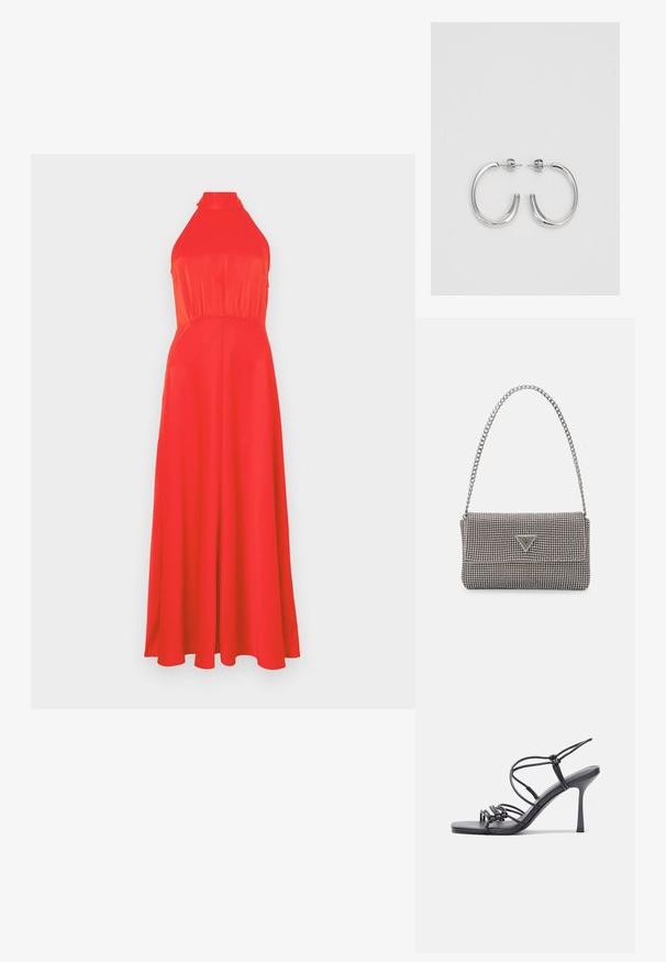 Crvena halter haljina s uskim korzetom i lepršavom suknjom. Glatka tkanina s blagim sjajem, s naglašenim strukom i dizajnom do članaka.; Crne sandale na visokoj potpetici imaju tanke trake s čvorastim dizajnom, glatki kvadratni vrh i elegantnu stiletto petu.; Svijetlosivi metalik ruksač s lancem, ukrašen malim okruglim metalnim zakovicama i trokutastim logotipom marke.; Srebro naušnice u obliku prstena s glatkom, sjajnom završnom obradom. Zaobljenog oblika, laganog dizajna, s kopčom na poleđini.