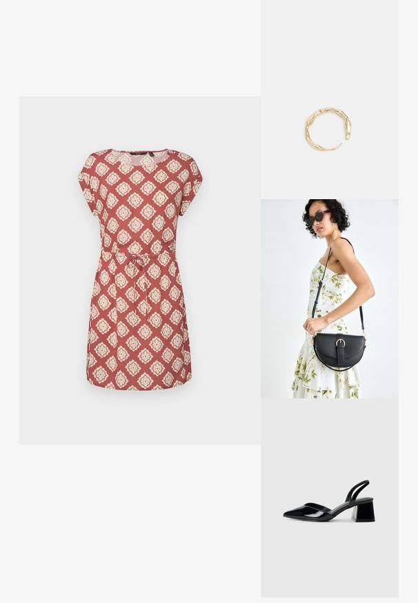 Červené šaty s krátkym rukávom a diamantovým vzorom v smotanovej farbe, s okrúhlym výstrihom a viazaním v páse na úpravu.; Čierne lakované kožené sandálové podpätky s špicatou špičkou a geometrickým blokovým podpätkom. Disponujú elegantným, minimalistickým dizajnom a hladkým povrchom.; Čierna kožená kabelka s zaobleným tvarom, odnímateľným popruhom a zlatými doplnkami. Kabelka má klopu s detailom s prackou.; Prsteň v zlatej farbe s organickým, skrúteným dizajnom, hladkým povrchom a zužujúcimi sa koncami, vytvárajúci moderný, sochársky vzhľad.