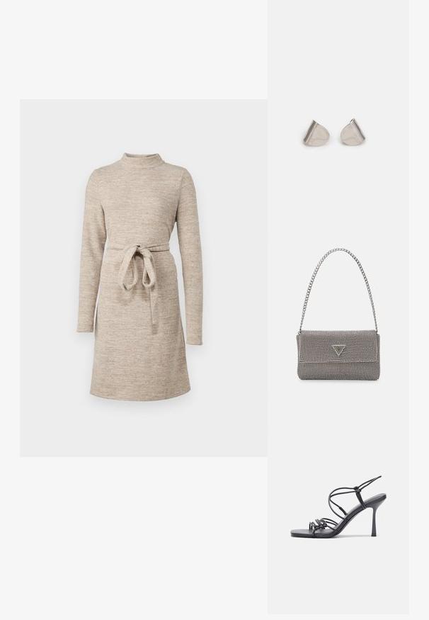 Beige kötött ruha, álló gallérral, hosszú ujjakkal és anyag övvel a deréknál. Puha textúrájú és A-vonalú szabású, térd hosszúságú.; Fekete magas sarkú szandálok vékony pántokkal, csomózott mintával, sima négyzetes orral és karcsú stiletto sarkal rendelkeznek.; Világosszürke fémes kézitáska lánc pánttal, kis kör alakú fém kifinomult díszítéssel és háromszög alakú márkagéppel.; Ezüst fém fülbevalók sima, csepp alakú formával és fényes felülettel. Finom gravírozások teszik részletessé. Minimalista dizájn.