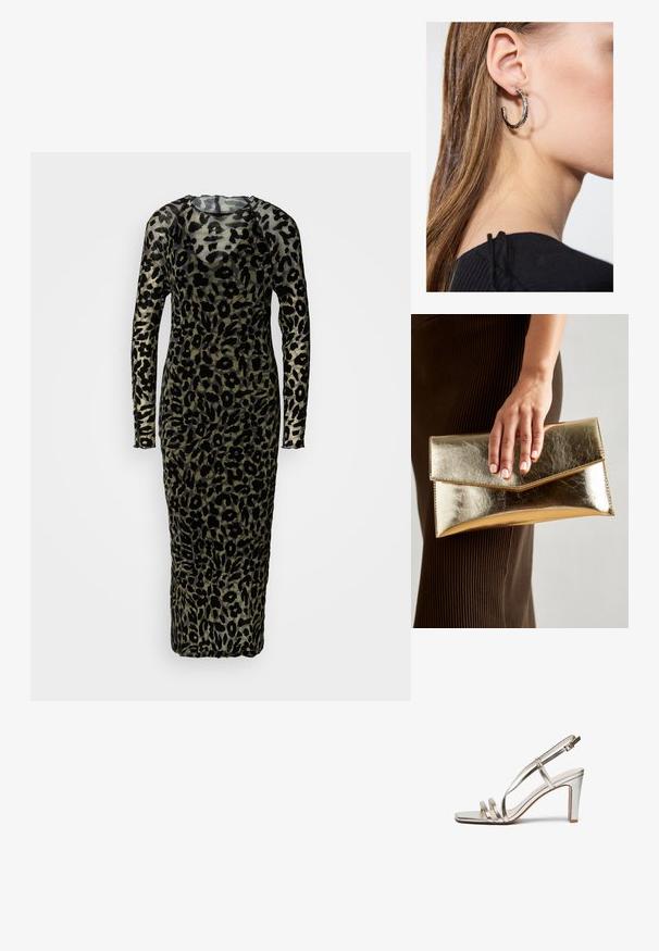 Langærmet, tætsiddende kjole lavet af gennemsigtigt stof med et sort leopardprint på en dæmpet grøn baggrund. Gulvlængde design.; Metallic sølv højhælet sandal med åben tå, der har tre tynde stropper over foden og en ankelstrop med spænde.; Guldmetalisk clutch-taske med en glat tekstur, der har en trekantet klaplukning. Den hånd, der holder den, har pænt manicurede negle.; Sølv hoop ørestik med en poleret overflade, prydet med små guld accenter og en rund form, båret på øreflippen.