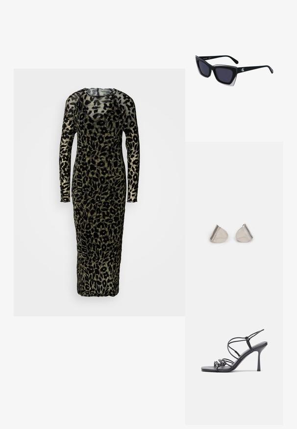 Langärmliges, figurbetontes Kleid aus transparentem Stoff mit einem schwarzen Leopardenmuster auf einem gedämpften grünen Hintergrund. Bodentiefe Ausführung.; Schwarze, hochhackige Sandalen mit dünnen Riemen und einem geknoteten Design, einer glatten, rechteckigen Zehenpartie und einem eleganten Stiletto-Absatz.; Schwarze übergroße Sonnenbrille mit geometrischer Form, ausgestattet mit dunklen Gläsern und einem kontrastierenden grauen Detail im Rahmen. Logo am Bügel.; Silberne Metalohrringe mit einer glatten, tröpfchenförmigen Form und einer polierten Oberfläche. Subtile Gravuren fügen Details hinzu. Minimalistisches Design.