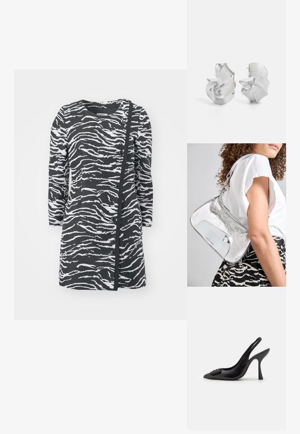 Fekete-fehér zebramintás ruha hosszú ujjakkal, kerek nyakkivágással és oldalra gombokkal. Texturált anyaggal és aszimmetrikus dizájnnal rendelkezik.; Fekete bőr pántos cipő hegyes orral, karcsú magas sarkával és dekoratív masnival. Simaság és elegáns dizájn.; Ezüst fémes válltáska sima felülettel, ívelt formával, lánchordóval, és egy fényes elülső panellel, amelyen finom logógravírozás található.; Ez egy ezüst fülbevaló, amely áramló, spirális formatervezéssel rendelkezik. Simább textúrájú, fényes felületű. Diszkrét fényt biztosít, és nincsenek látható díszítések.