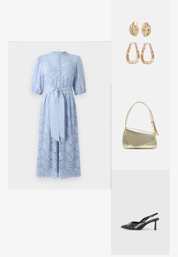 Lys blå blondekjole med korte pufferm, knappet front og et matchende belte av stoff knyttet i midjen. Bølgeformet kantdetalj.; Sorte patentlær slingback-sko med spiss tå, ankelremmer med sølvspenner og detaljer, og en slank hæl.; Gullfarget metallisk håndveske med en strukturert design, glatt tekstur og justerbar stropp. Har en unik trekantet form og minimalistisk søm.; Gullfargede øredobber med teksturerte, bølgete former. Inkluderer skulpturelle klipsstuds og åpen hoop-design med en hamret finish.