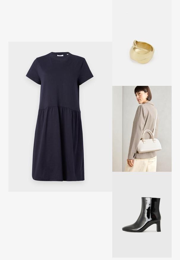 Vestido azul-marinho de manga curta, feito de algodão suave, com um decote redondo e uma cintura franzida para uma silhueta evasê.; Botim de tornozelo em pele sintética preta com bico apontado e salto bloco de altura média. Textura suave e design minimalista.; Bolsa estruturada branca com alças curtas e uma alça de ombro, com detalhes em hardware dourado e material texturizado, exibida contra um fundo cinza.; Anel dourado com um design liso e torcido. Apresenta uma superfície polida e bordas arredondadas, criando uma forma fluida e sem costura.