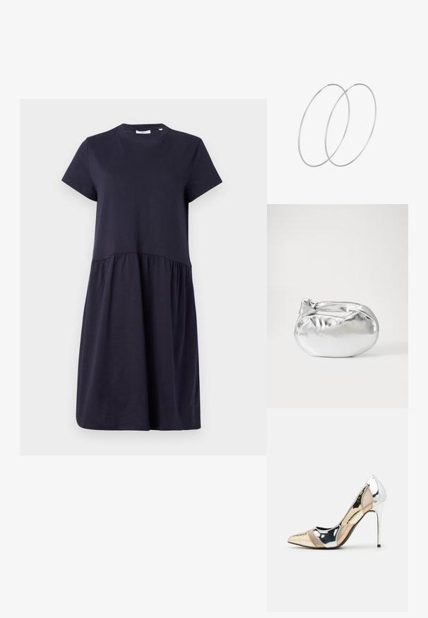 Mornarsko modra obleka s kratkimi rokavi, izdelana iz mehkega bombaža, z okroglo izrezom in zbranim pasom za razširjeno silhueto.; Čevlji z visoko peto in konico, v barvni kombinaciji srebrne, zlate in nude. Sijajna obdelava z izrezljanim dizajnom, z igličasto peto.; Srebrna kovinska torbica z mehko, zaobljeno obliko in zavezano zgornjo zaporo. Narejena iz gladkega umetnega usnja.; Srebrne uhane v obliki obroča z minimalističnim dizajnom. Krožna oblika, gladka tekstura in tanek profil. Lahki s poliranim zaključkom.
